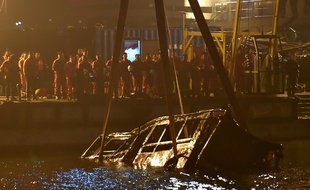 Le bus, qui a chuté d'un pont au dessus de la rivière Yangtze entraînant la mort d'au moins 13 personnes, a été repêché le 1er novembre 2018, à Chongqing en Chine.