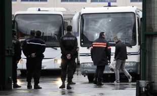 Des détenus sont évacués de la prison de Maubeuge le 19 décembre 2014 (Photo illustration)