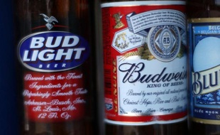 La compagnie qui fabrique la très populaire marque américaine de bières Budweiser est accusée de mettre trop d'eau dans ses bouteilles, pour faire plus de bénéfices, selon une plainte collective en justice lancée à San Francisco (Californie, ouest).