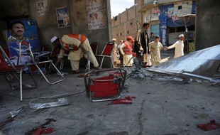 Un kamikaze a tué au moins huit personnes et blessé 45 autres lundi lorsque sa moto a percuté un autobus de passagers à Peshawar, grande ville du nord-ouest pakistanais en proie à des violences pré-électorales, ont indiqué les autorités.
