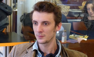 Clément Léon R., le maire de la nuit de Paris souffle quelques idées aux candidats à la municipale.