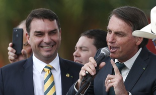 Flavio Bolsonaro (à gauche) et le président brésilien Jair Bolsonaro (à droite), à Brasilia, le 21 novembre 2019.