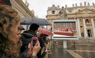 Le public, réuni place Saint-Pierre, a pu assister à la retransmission de la messe sur des écrans géants.