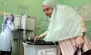 Le Caire (Egypte), le 18 octobre 2015. Une femme vote pour les législatives censées renforcer la mainmise du président al-Sissi.