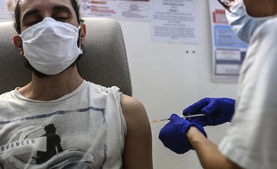 Un salarié de l'hôpital Edouard Herriot à Lyon, reçoit une dose du vaccin AstraZeneca, samedi 6 février 2021.