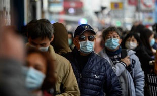 Une file d'attente pour acheter des masques protecteurs à Wuhan (Chine), épicentre du coronavirus, le 1er février 2020.