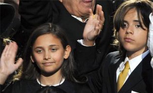 Les enfants de Michael Jackson, Paris, Prince Michael Jackson II (surnommé Blanket) et Prince Michael Jackson I, lors de la cérémonie d'hommage à leur père au Staples Center de Los Angeles, le 7 juillet 2009.