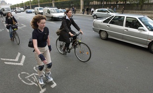 Les Parisiens vont devoir privilégier le vélo ou le roller pour aller au boulot.