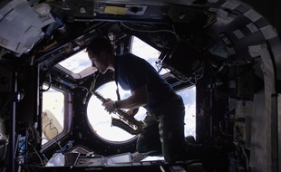 Selon une étude de la NASA, un séjour prolongé dans l'espace conduit à un changement d'ADN des astronautes (illustration).