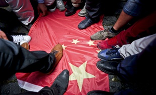 Des manifestants turcs piétinent le drapeau chinois, devant le consulat de la Chine à Istanbul, le 5 juillet 2015.