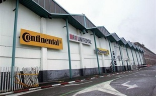 La CGT, FO, la CFDT, la CFTC et la CFE-CGC vont demander mardi au tribunal de grande instance (TGI) de Sarreguemines (Moselle) d'interdire à Continental de fermer son usine de Clairoix (Oise) avant la fin 2012, a indiqué l'avocat de ces syndicats, Me Ralph Blindauer, lundi à Metz.