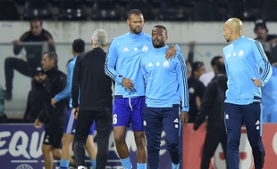 Rolando et Doria raccompagnent Patrice Evra, hagard, après son coup de sang.