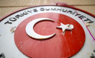 Des oeufs envoyés sur les symboles de la Turquie, à l'ambassade turque à Moscou, le 25 novembre 2015, après une manifestation de Russes réagissant après que l'armée turque a abattu un chasseur russe