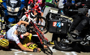 Christopher Froome chute sur la 12e étape du Tour de France, le 14 juillet 2016.