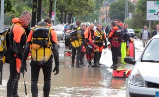 Au moins 22 personnes sont mortes suite à la montée violente des eaux.