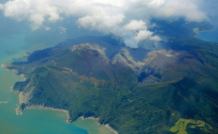 Une photo aérienne du volcan de l'île de Kuchinoerabu, entré en éruption le 29 mai 2015.
