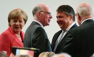 La chancelière allemande Angela Merkel, le président du Bundestag Norbert Lammert (au c.) et le patron du SPD Sigmar Gabriel, le 29 juin 2015 à Berlin