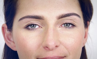 Une ligne de sourcils parfaitement dessinée.