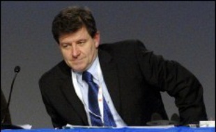 La Confédération mondiale du travail (CMT, chrétienne) et la Confédération internationale des syndicats libres (CISL, réformiste et laïque) se sont sabordées mardi pour faire place à une nouvelle Confédération syndicale internationale (CSI) qui doit être lancée ce mercredi.