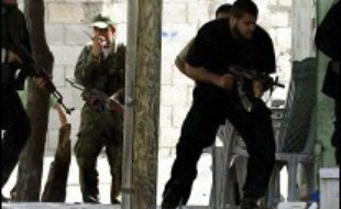 Le déploiement, le 17 mai, de la force paramilitaire du Hamas créée par le ministre de l'Intérieur avait exacerbé la tension entre activistes du Hamas et services de sécurité dominés par le Fatah du dirigeant Mahmoud Abbas, entraînant des affrontements qui ont fait dix morts.