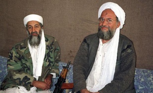 Oussama ben Laden (G) et Ayman al-Zawahri (D) lors d'une interview pour le journal Dawn, le 10 novembre 2001.