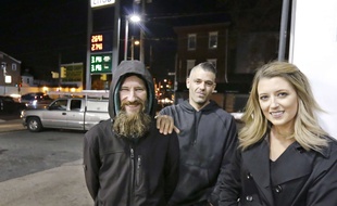 Kate McClure et son compagnon Mark D'Amico ont déjà collecté plus de 300.000 dollars pour venir en aide à Johnny Bobbitt Jr.