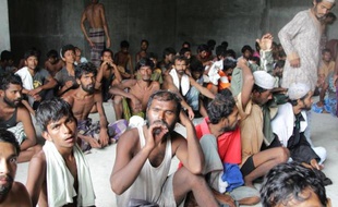 Un groupe de migrants rohingyas rassemblés le 15 mai 2015 à Kuala Langsa dans la province d'Aceh après avoir été secourus en mer