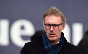 Laurent Blanc assiste au match entre Bordeaux et Rennes, le 17 mars 2018.