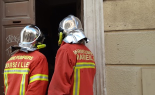 Des marins-pompiers de Marseille font une inspection dans un immeuble délabré.