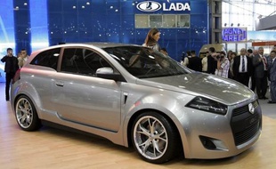 Le constructeur automobile français Renault et son partenaire japonais Nissan vont investir en plusieurs étapes 750 millions de dollars pour prendre le contrôle du russe Avtovaz, le fabricant de la célèbre Lada, d'ici 2014, selon un communiqué publié jeudi.