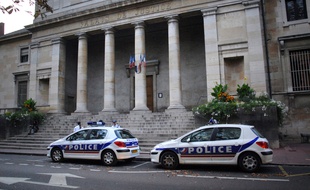 Des policiers devant le devant le palais de Justice de Châlon-sur-Saône