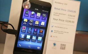Le groupe canadien BlackBerry a finalement décidé de rester indépendant et de ne pas donner suite à la solution de sa cession à son premier actionnaire Fairfax, qui renforce toutefois sa position, a indiqué le fabricant de smartphones lundi.