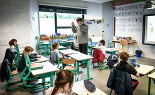 Un enseignant avec ses élèves dans une école à Bordeaux.