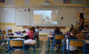 Une séance de Twictée, dictée connectée et collaborative via Twitter, s'organise dans une classe de Voellerdingen, dans le nord de l'Alsace.