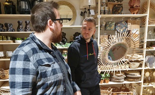 Jeremstar choisit les meubles pour la chambre du futur bébé.