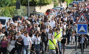 Plusieurs milliers de personnes ont défilé en silence lundi 7 juillet 2014 à Albi pour rendre hommage à Fabienne Terral-Calmels, l'institutrice assassinée vendredi dans sa classe par une mère déséquilibrée