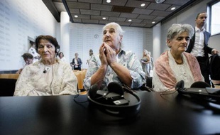 Des femmes bosniaques, membres de l'association des mères de Srebrenica, à La Haye le 16 juillet 2014