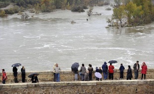 Douze départements du sud du pays étaient placés en alerte orange par Météo France vendredi en raison de fortes pluies et d'orages, qui ont fait des dégâts dans le Gard notamment et fait déborder des cours d'eau, dont le fleuve Hérault au bord duquel un homme est porté disparu.