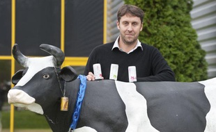 Leognan, 18 octobre 2012. - Christian Maviel, directeur de Cacolac, presente les cannettes de vins rouges de Bordeaux, de vin blanc et de rose qu'il va commercialiser en Angleterre avant la marche francais en 2013.