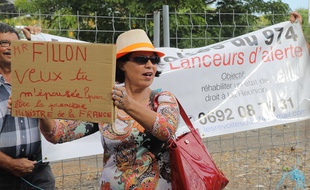 Des militants anti-Fillon manifestent lors de sa visite à L'Etang-Salé, à La Réunion, samedi 11 février.