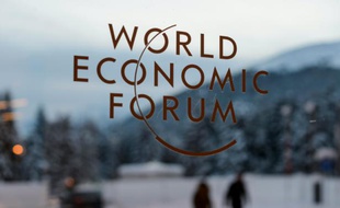 Le logo du Forum économique de Davos, en Suisse, le 18 janvier 2016