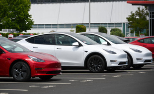 Une Tesla Model Y au siège de l'entreprise, le 3 juillet 2021 à Fremont, en Californie.
