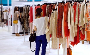 Une visiteuse au stand Who's Next du Salon de prêt-à-porter de Paris, le 7 juillet 2013