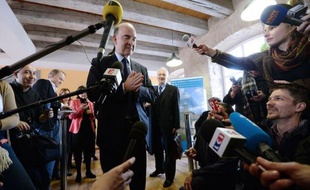 Le ministre de l'Economie Pierre Moscovici a estimé jeudi avoir été mis en cause de façon "assez indigne" à propos de sa gestion de l'affaire Cahuzac, jugeant au contraire avoir agi "de façon exemplaire".