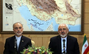 Le ministre iranien des Affaires étrangères Mohammed Javad Zarif (g) et le responsable du nucléaire iranien Ali Akbar Salehi, s'expriment lors d'une conférence de presse le 15 juillet 2015 à Téhéran