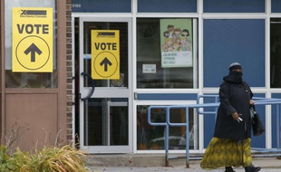 Une femme portant le niqab sort d'un bureau de vote à Ottawa, au Canada, le 19 octobre 2015.