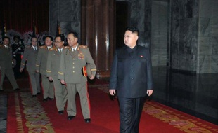 La presse officielle nord-coréenne a imprimé le nom de Kim Jong-Un en caractère gras, un signe d'allégeance supplémentaire du régime à son nouveau dirigeant.