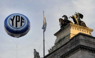 Le groupe pétrolier espagnol Repsol analysera mercredi, en conseil d'administration, une proposition du gouvernement argentin pour régler leur conflit après la nationalisation en 2012 de sa filiale YPF, a-t-on appris lundi de source industrielle.