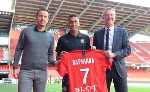 Entouré du coach Julien Stéphan et du président Olivier Létang, Raphinha a signé un contrat de cinq saisons avec le Stade Rennais.