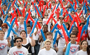 Paris le 27 juin 2012. . Rassemblement sur le champ de Mars d'un millier de jeunes effectuant leur service civique volontaire. partout en France. Batucada geante.